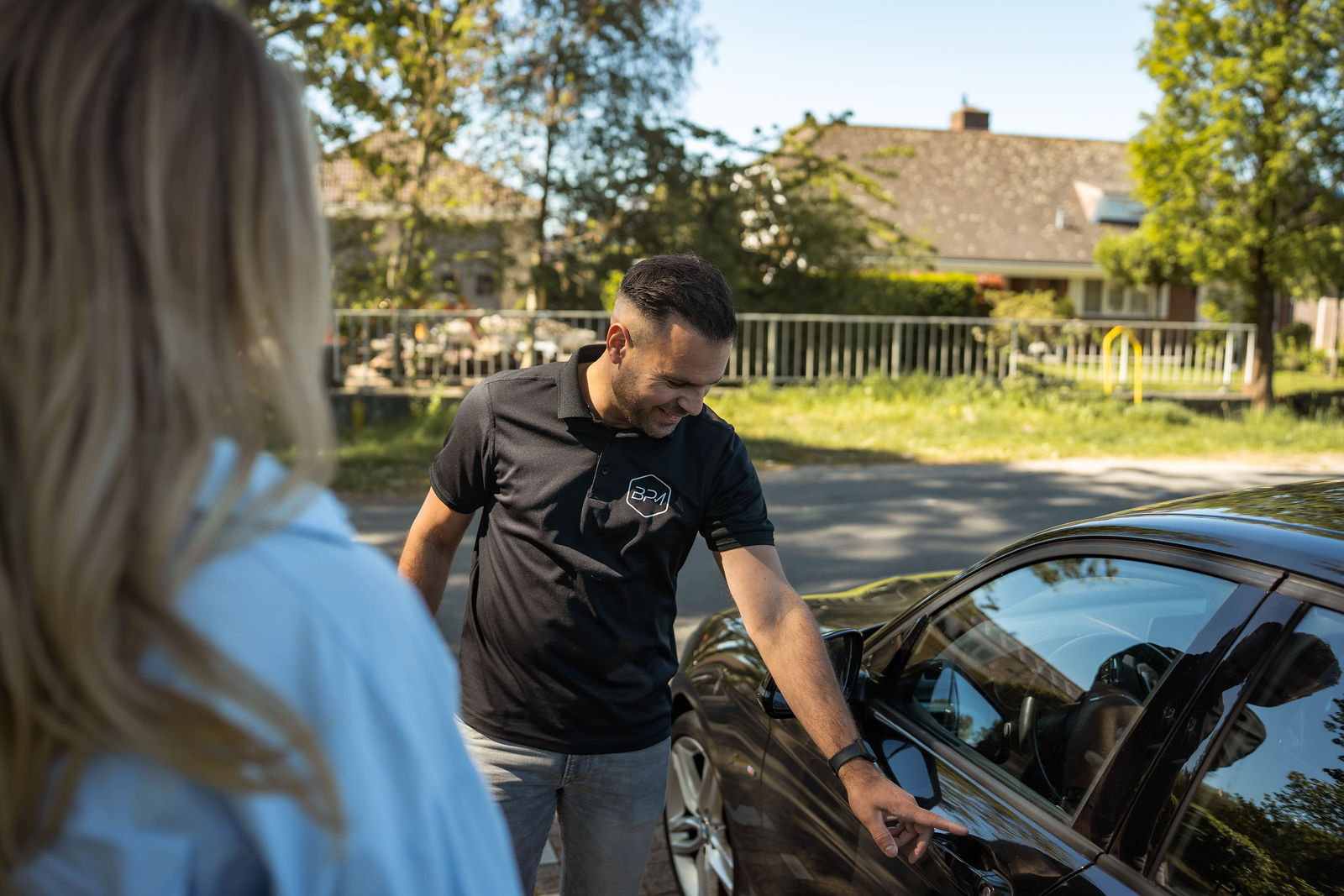 BPM Portaal taxateur bespreekt een auto met een klant