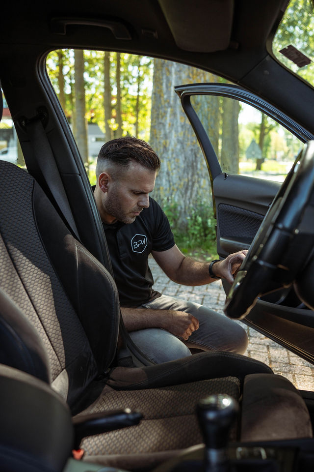 BPM Portaal taxateur inspecteert een auto