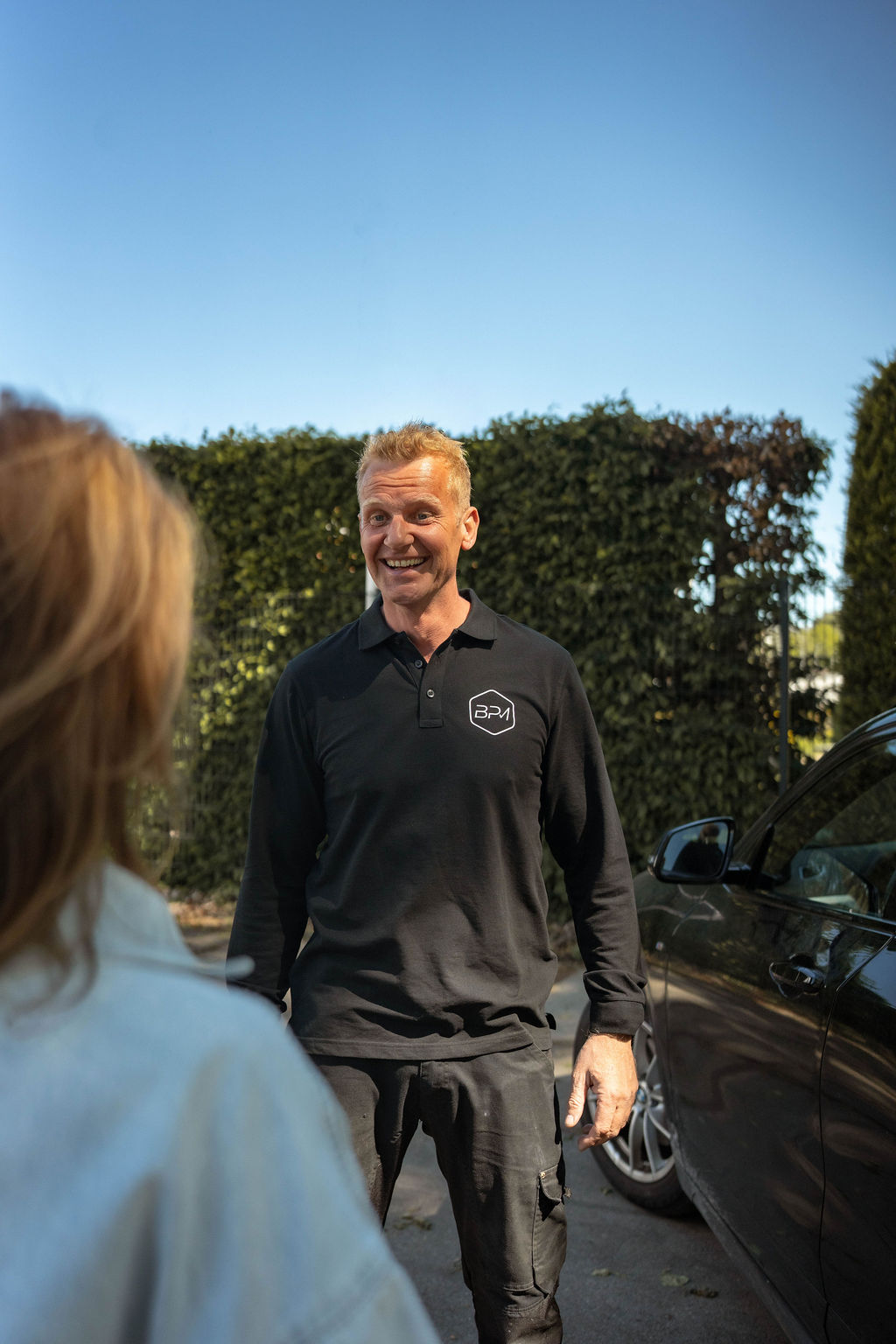 BPM Portaal taxateur in gesprek met een klant bij een auto
