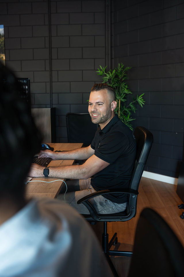 BPM Portaal medewerker verwerkt een voertuigopname op kantoor